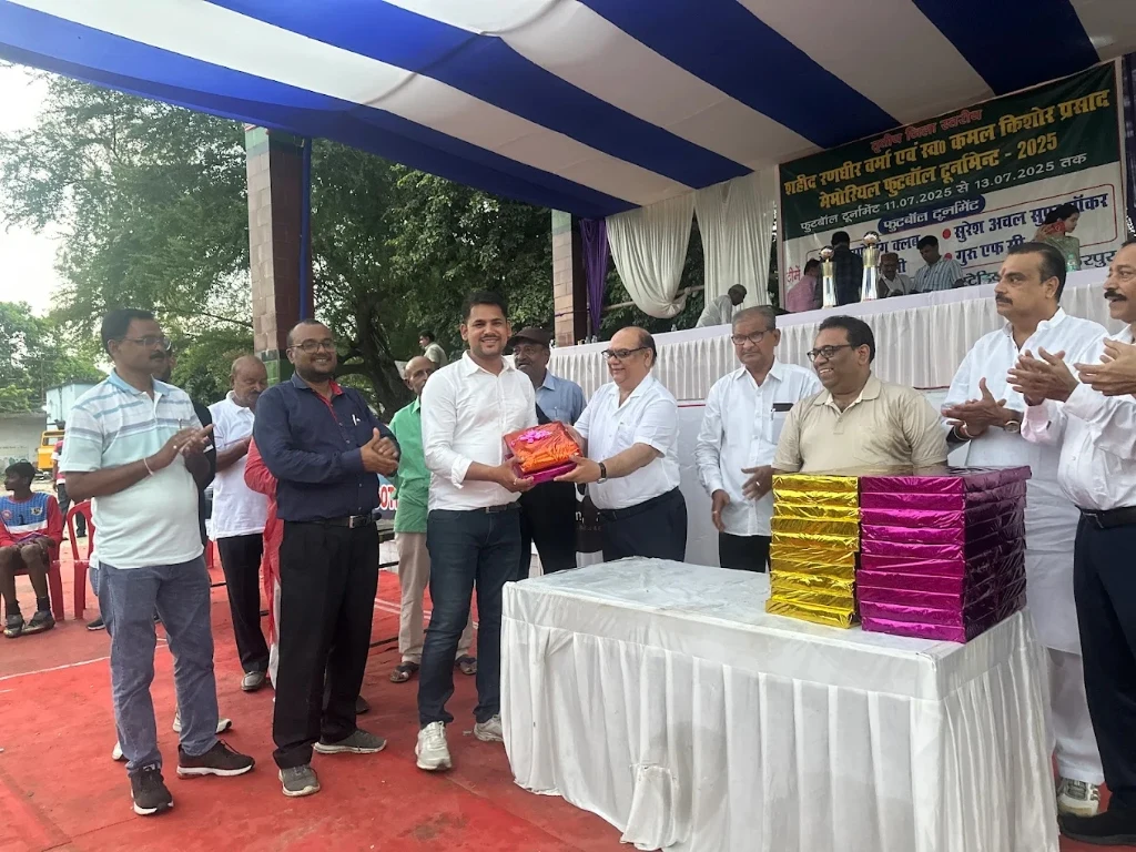 Dr. Shahrukh Firoz receiving sports physiotherapy felicitation award